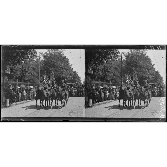 Bordeaux. Fête de "L'Independance Day". Drapeaux américains cours de Verdun. [légende d'origine]