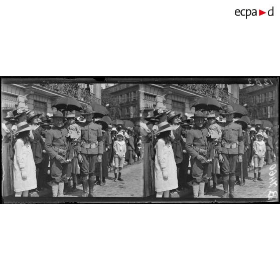 Bordeaux. Fête de "L'Independance Day". Cours du 30 juillet, la foule attendant le défilé ; au 1er plan, gendarmes américains. [légende d'origine]