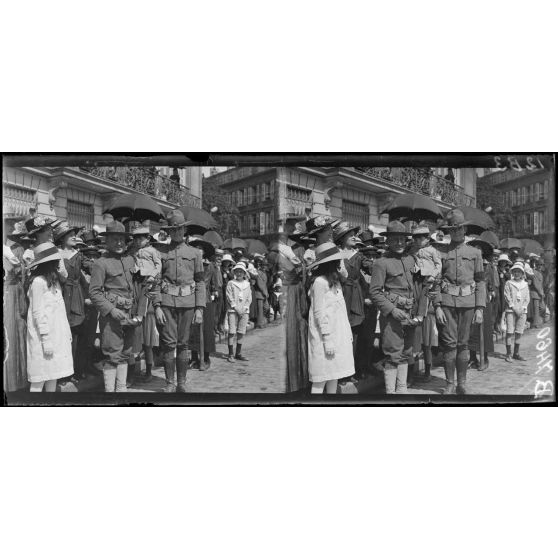 Bordeaux. Fête de "L'Independance Day". Cours du 30 juillet, la foule attendant le défilé ; au 1er plan, gendarmes américains. [légende d'origine]