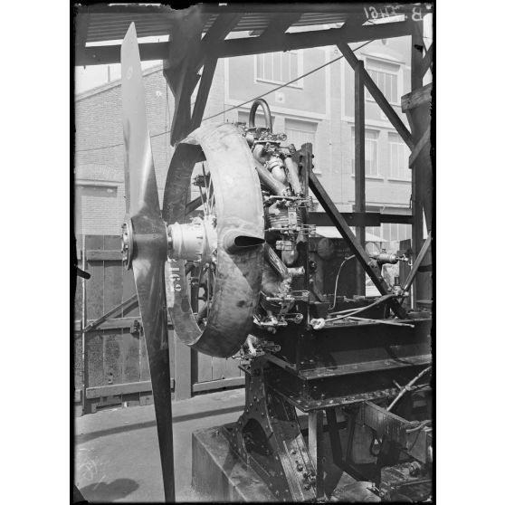 Paris. Usine Salmson. Moteur de 230 HP 9 cylindres. [légende d'origine]