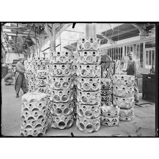 Paris. Usine Salmson. Atelier d'ajustage des carters. [légende d'origine]