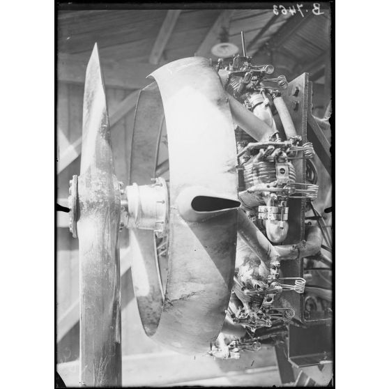 Paris. Usine Salmson. Moteur de 230 HP au banc d'essai. [légende d'origine]