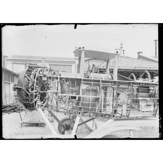 Paris. Usine Salmson. Avion avant l'entoilage. [légende d'origine]