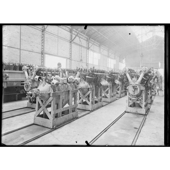 Paris. Usine Renault. Atelier de réparation des moteurs venant du front. [légende d'origine]