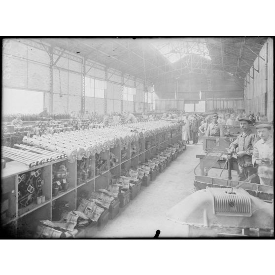 Paris. Usine Renault. Atelier de réparation des moteurs venant du front. [légende d'origine]