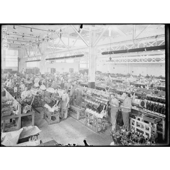 Paris. Usine Renault. Atelier de montage des moteurs neufs. [légende d'origine]