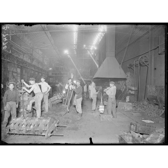 Paris. Usine Renault. Un coin de la fonderie des pièces de moteurs. [légende d'origine]