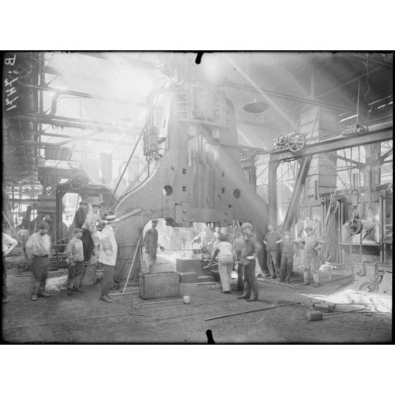Paris. Usine Renault. Les marteaux-pilons et les fours. [légende d'origine]