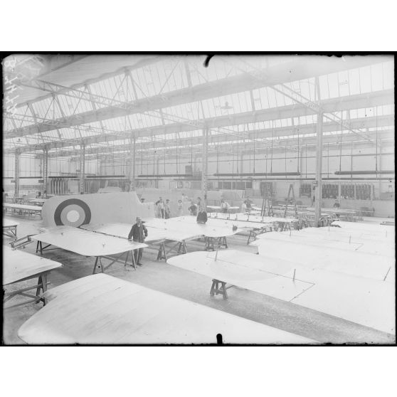 Paris. Usine Renault. L'atelier de vernissage et de camouflage des ailes d'avions. [légende d'origine]