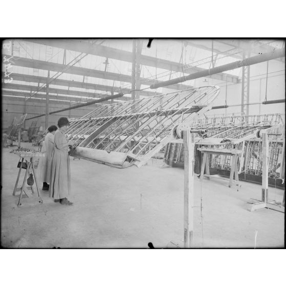 Paris. Usine Renault. Haubannage des ailes d'avions. [légende d'origine]