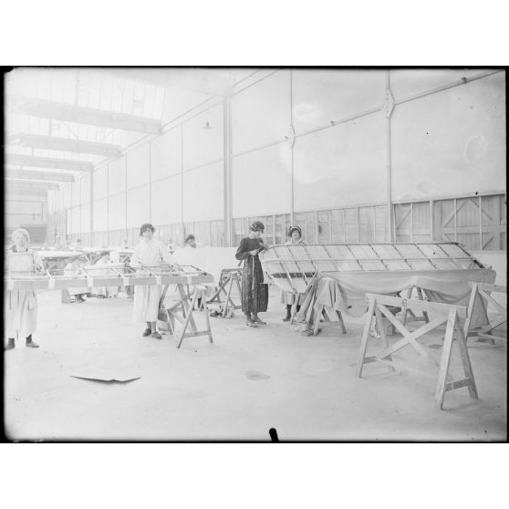 Paris. Usine Renault. Entoilage des ailes d'avions. [légende d'origine]
