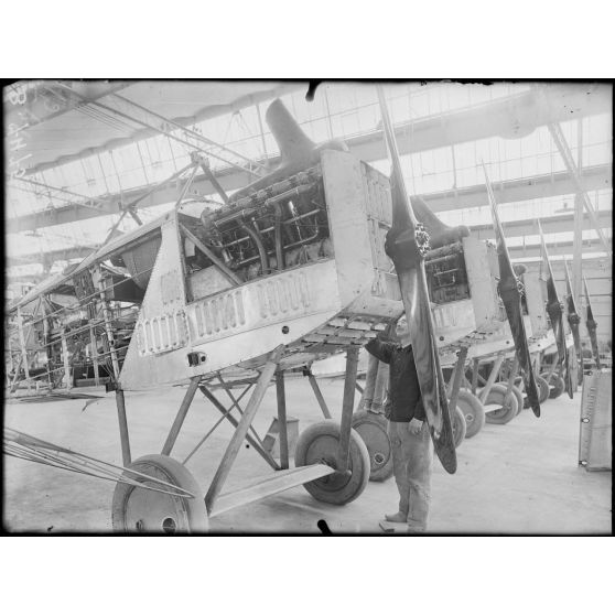 Paris. Usine Renault. Corps d'appareils, moteurs montés. [légende d'origine]
