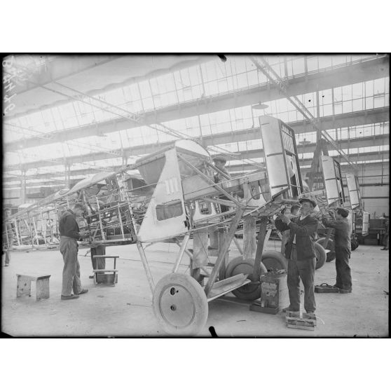 Paris. Usine Renault. Corps d'appareils, moteurs non montés. [légende d'origine]