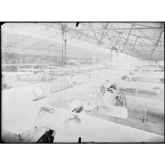 Villacoublay. Usine Bréguet. Salle de montage des avions. [légende d'origine]