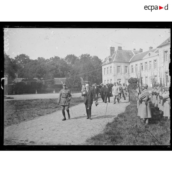 Bombon, environs de Mormant (Seine-et-Marne). Cérémonie de la remise du bâton de maréchal au maréchal Foch le 23 août 1918. Arrivée de MM Poincaré, Clemenceau, Leygues,  et Loucheur. Ils sont reçus à leur arrivée par le maréchal Foch. [légende d'origine]