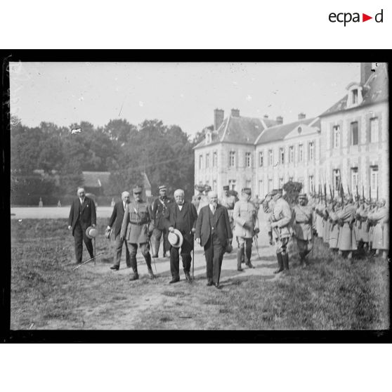 Bombon, environs de Mormant (Seine-et-Marne). Cérémonie de la remise du bâton de maréchal au maréchal Foch le 23 août 1918. ; Bombon, environs de Mormant (Seine-et-Marne). Cérémonie de la remise du bâton de maréchal au maréchal Foch le 23 août 1918. Arrivée de MM Poincaré, Clemenceau, Leygues,  et Loucheur. Ils sont reçus à leur arrivée par le maréchal Foch. [légende d'origine]
