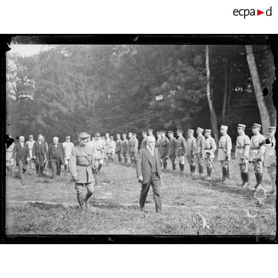 Bombon, environs de Mormant (Seine-et-Marne). Cérémonie de la remise du bâton de maréchal au maréchal Foch le 23 août 1918. Mr Poincaré et le maréchal Foch passent devant les officiers alliés. [légende d'origine]