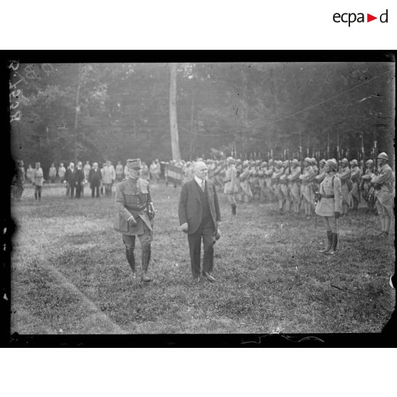 Bombon, environs de Mormant (Seine-et-Marne). Cérémonie de la remise du bâton de maréchal au maréchal Foch le 23 août 1918. Monsieur Poincaré et le maréchal Foch passent devant le front des troupes. [légende d'origine]