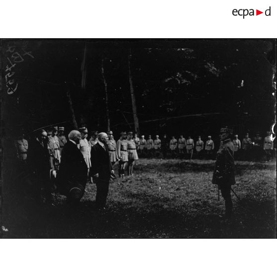 Bombon, environs de Mormant (Seine-et-Marne). Cérémonie de la remise du bâton de maréchal au maréchal Foch le 23 août 1918. Mr Poincaré fait l'éloge du maréchal Foch avant la remise du bâton. [légende d'origine]