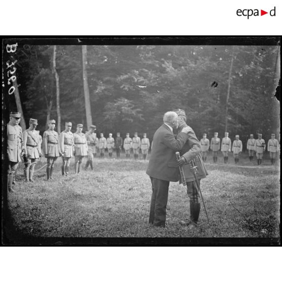 Bombon, environs de Mormant (Seine-et-Marne). Cérémonie de la remise du bâton de maréchal au maréchal Foch le 23 août 1918. Mr Poincaré, après la remise du bâton au maréchal Foch, lui donne l'accolade. [légende d'origine]