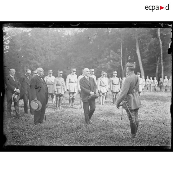 Bombon, environs de Mormant (Seine-et-Marne). Cérémonie de la remise du bâton de maréchal au maréchal Foch le 23 août 1918. Mr Poincaré félicite le maréchal Foch. [légende d'origine]