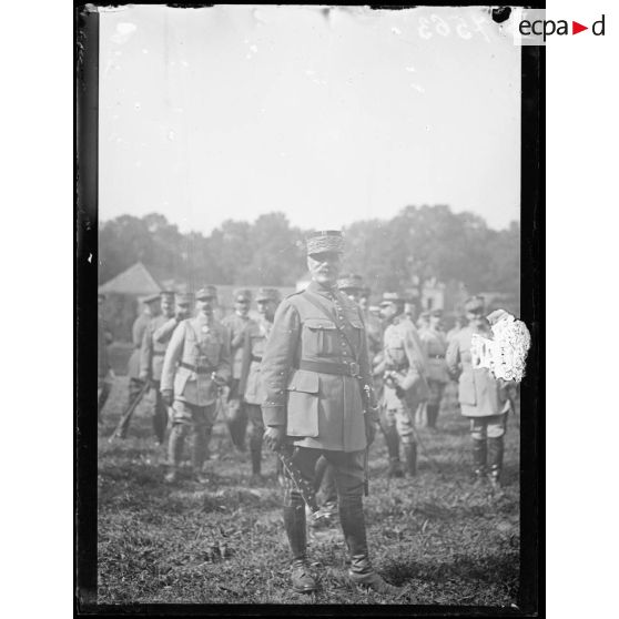 Bombon, environs de Mormant (Seine-et-Marne). Cérémonie de la remise du bâton de maréchal au maréchal Foch le 23 août 1918. Le maréchal Foch après la cérémonie. [légende d'origine]