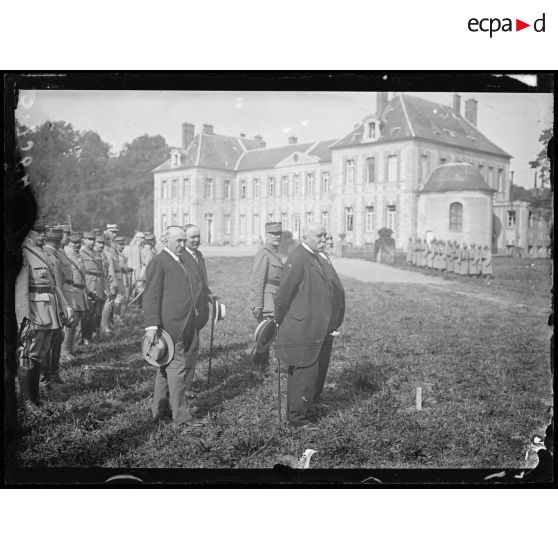 Bombon, environs de Mormant (Seine-et-Marne). Cérémonie de la remise du bâton de maréchal au maréchal Foch le 23 août 1918. Les officiels pendant le défilé des troupes. [légende d'origine]