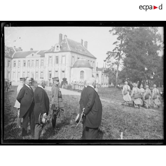 Bombon, environs de Mormant (Seine-et-Marne). Cérémonie de la remise du bâton de maréchal au maréchal Foch le 23 août 1918. Le défilé des troupes devant les officiels. [légende d'origine]