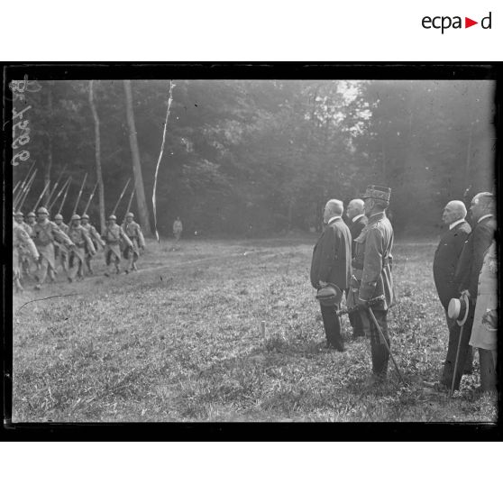 Bombon, environs de Mormant (Seine-et-Marne). Cérémonie de la remise du bâton de maréchal au maréchal Foch le 23 août 1918. Le défilé des troupes devant les officiels. [légende d'origine]