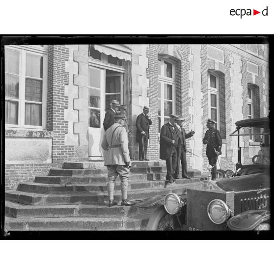 Bombon, environs de Mormant (Seine-et-Marne). Cérémonie de la remise du bâton de maréchal au maréchal Foch le 23 août 1918. Départ du Président, de Mr Clemenceau, du maréchal Foch pour la cérémonie de la remise de la médaille militaire au général Pétain. [légende d'origine]