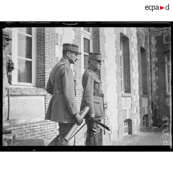 Bombon, environs de Mormant (Seine-et-Marne). Cérémonie de la remise du bâton de maréchal au maréchal Foch le 23 août 1918. Le maréchal Foch et le général Weygand. [légende d'origine]