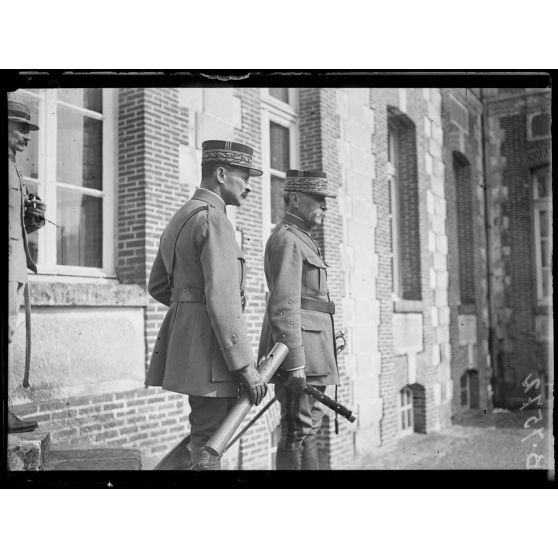 Bombon, environs de Mormant (Seine-et-Marne). Cérémonie de la remise du bâton de maréchal au maréchal Foch le 23 août 1918. Le maréchal Foch et le général Weygand. [légende d'origine]