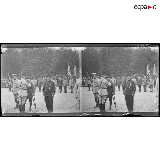 Lyon. Le 14 juillet 1918. Place Bellecour. Le général Ebener décore un capitaine mutilé. [légende d'origine]