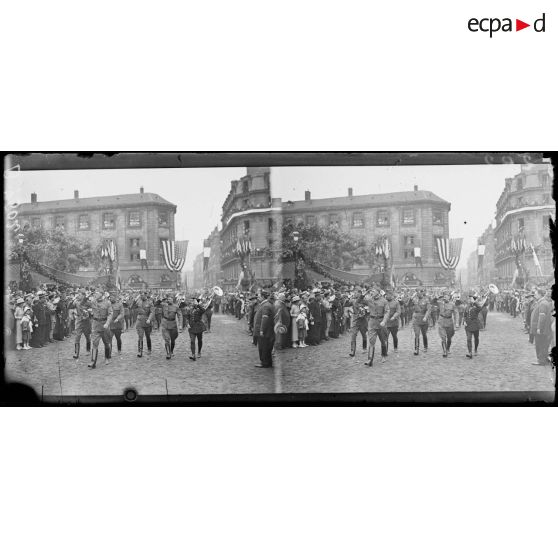 Lyon. Le 14 juillet 1918. Inauguration du pont Wilson. Les troupes américaines arrivent au pont. [légende d'origine]