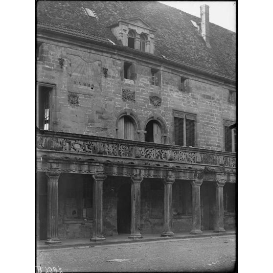 Bar-le-Duc (Meuse). La cour intérieure du collège Gilles de Trêve. Détail des sculptures du balcon. [légende d'origine]