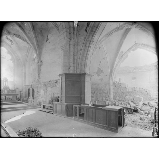 Verneuil (Marne). L'église, vue intérieure, bas côté sud et une partie du choeur. [légende d'origine]