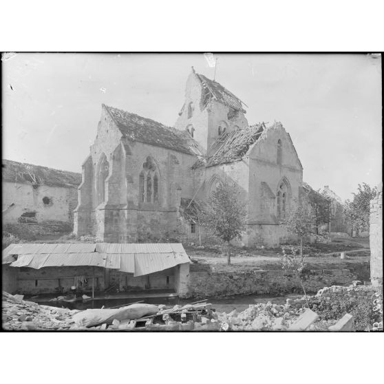 Verneuil (Marne). Vue extérieure de l'église côté nord-est. [légende d'origine]