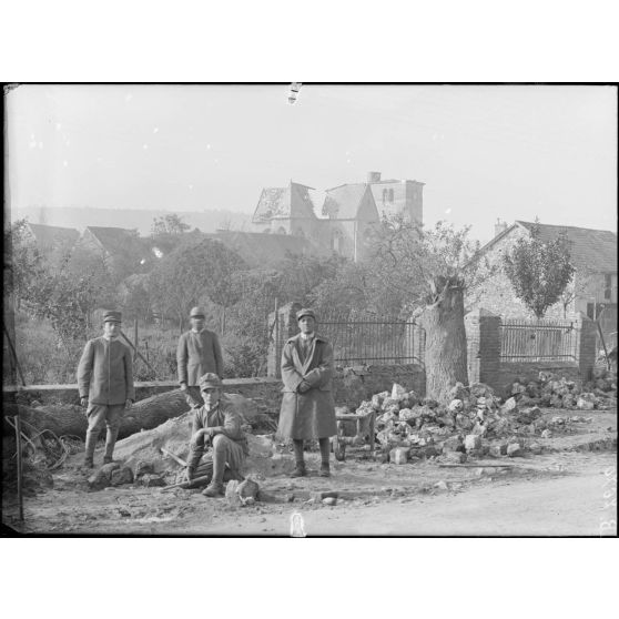 Troissy (Marne). L'église et un côté du village. Vue prise de la route de Dormans. Au 1er plan soldats. [légende d'origine]