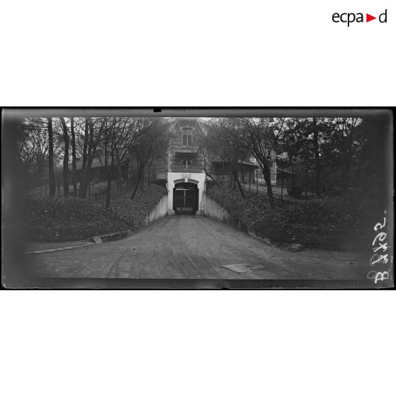 Paris, jardin d'acclimatation. Hôpital militaire canin de la Blue-Cross. L'entrée de l'hôpital [légende d'origine]
