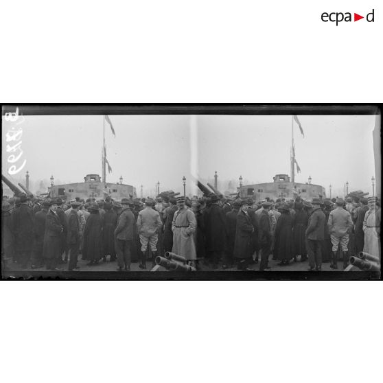 Paris. Manifestation dans Paris à l'occasion de l'armistice. Place de la Concorde. [légende d'origine]