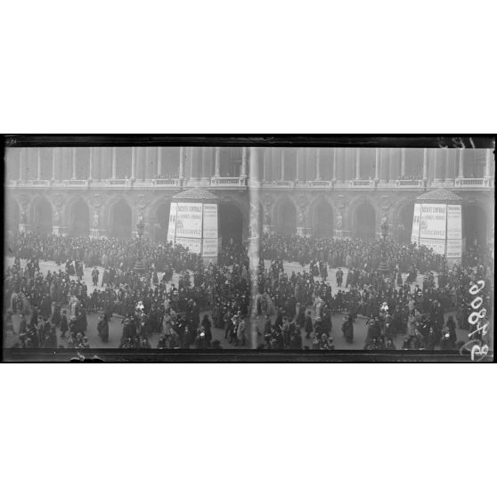 Paris. Manifestation dans Paris à l'occasion de l'armistice. La foule place de l'Opéra. [légende d'origine]