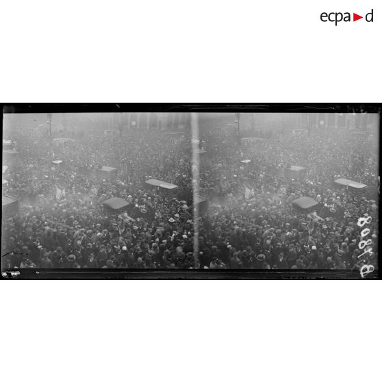 Paris. Manifestation dans Paris à l'occasion de l'armistice. La foule place de l'Opéra. [légende d'origine]
