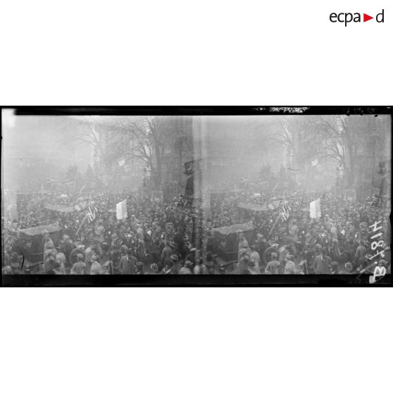 Paris. Les grands boulevards. La foule fêtant l'Armistice. [légende d'origine]