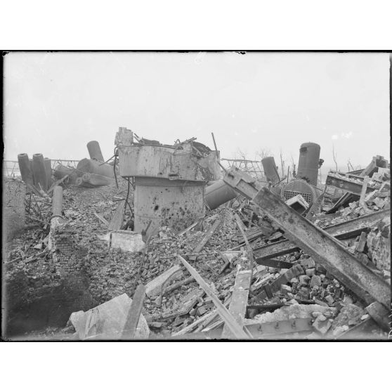 Lens (Pas-de-Calais). Fosse n°5. Chaudières et cuve à eau. [légende d'origine]