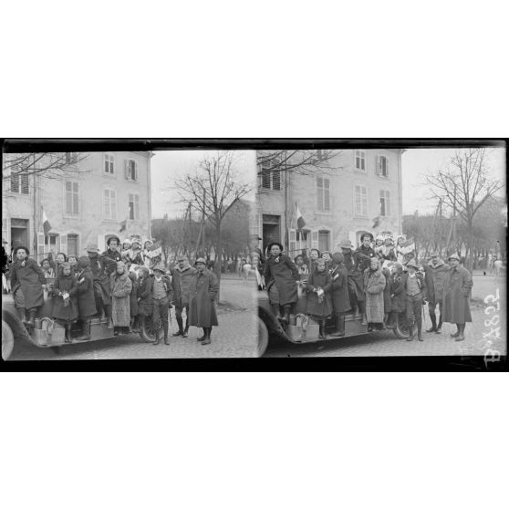 Château-Salins (Lorraine). Entrée des troupes françaises. Enfants groupés autour d'une auto. (légende d'origine]