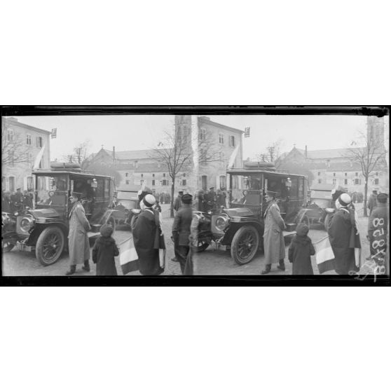Château-Salins (Lorraine). Parlementaires allemands arrivant dans la ville. [légende d'origine]