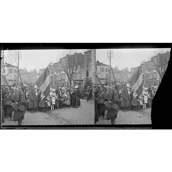 Château-Salins (Lorraine). Défilé du 1er régiment étranger. Le drapeau du régiment. [légende d'origine]