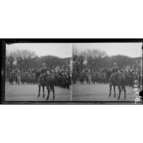 Château-Salins (Lorraine). Le général Daugan salue le drapeau du 1er régiment étranger. [légende d'origine]