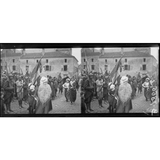 Château-Salins (Lorraine). Défilé du 1er régiment étranger. Le drapeau du régiment. [légende d'origine]