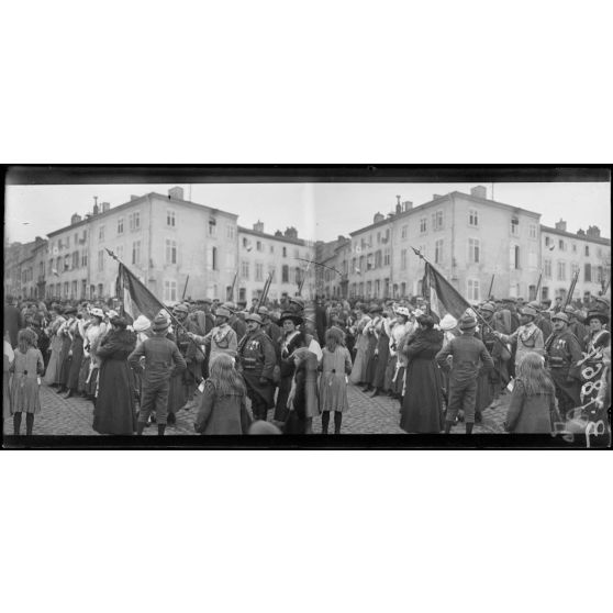Château-Salins (Lorraine). Entrée du 1er régiment étranger. Pendant l'exécution de La Marseillaise. [légende d'origine]